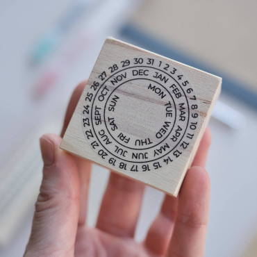 Sello Calendario Perpetuo Decorativo para Scrapbooking y Journal | Fecha Circular con Detalles Vintage