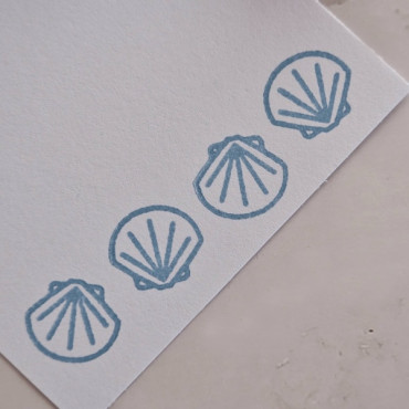 Sello con diseño de concha vieira ideal para scrapbooking, journaling y proyectos creativos veraniegos