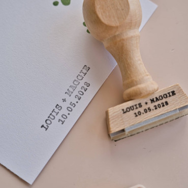 Sello personalizado con nombres y fecha, tipografía máquina de escribir vintage, sello de boda y ex libris