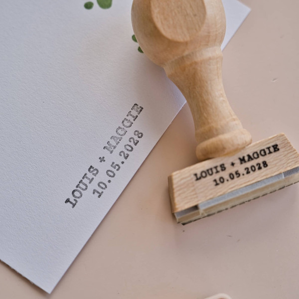 Sello personalizado con nombres y fecha, tipografía máquina de escribir vintage, sello de boda y ex libris