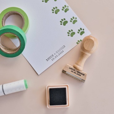 Sello personalizado de dos líneas, nombres y fecha, tipografía máquina de escribir, boda, comunión y regalos