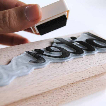 TRUCO: Para usar la tinta con un sello más grande, entíntalo del revés