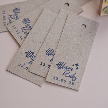 Sello personalizado para detalles de boda con nombres y fecha, ideal para etiquetas kraft, regalos e invitaciones