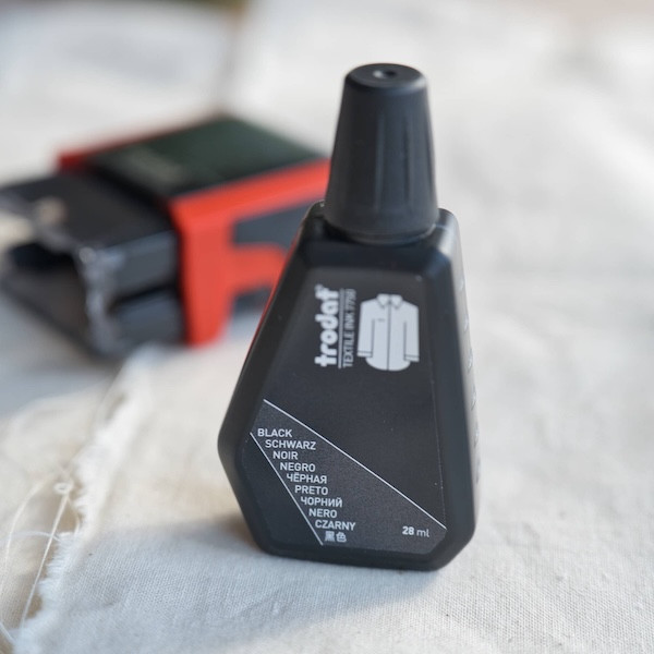 Tinta textil negra Trodat 7750 de 28 ml para recargar sellos automáticos de marcar ropa y prendas de uso diario