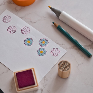Sello de margarita de estilo line art para decorar cuadernos, invitaciones, sobres y etiquetas de regalo