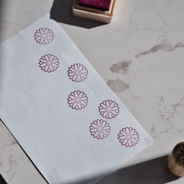Sello botánico minimalista de margarita para estampar, colorear y decorar papel con lápices o rotuladores