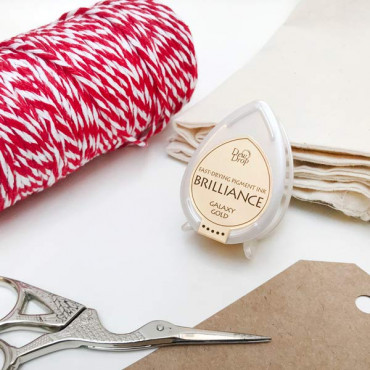Brilliance Galaxy Gold mini Stamp Pad for Paper. Stamp a golden motif on paper, envelopes, or gift tags