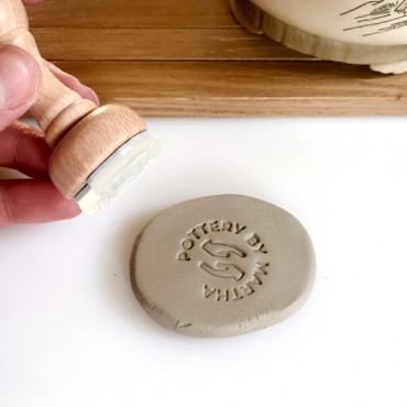 Sello personalizado para firmar cerámica hecha a mano. Versión línea. Tamaño sello foto: 2,5 cm