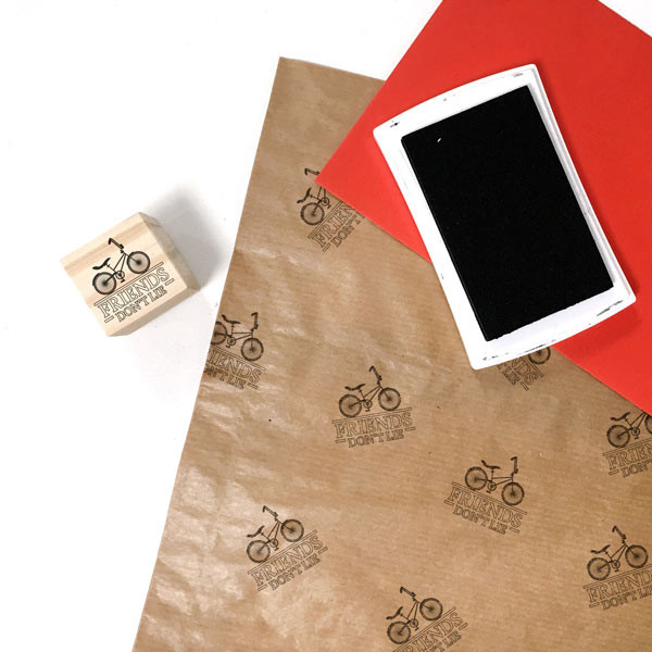 Sello de madera para boda You turn my world upside down