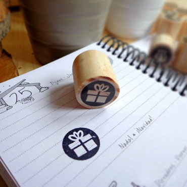 Portable mini gift box icon stamp for birthdays in diary or bullet journal. Ideal for cards, scrapbooks, and crafting on the go.