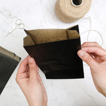 Pack of 25 Black Laid Envelopes with Gusset. 12x24 cm / 4.7x9.4 inches