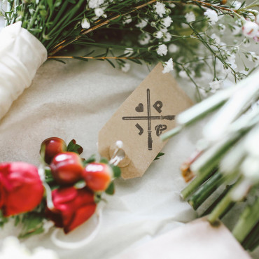 Sello de boda friki personalizado con iniciales y Espadas láser cruzadas