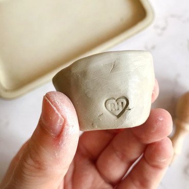 Mini sello corazón con iniciales para firmar piezas de cerámica