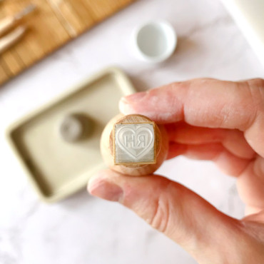 Mini sello acrílico para marcar cerámica con mini corazón e iniciales en el interior