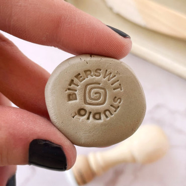 Sello personalizado para marcar piezas de cerámica con nombre y espiral maya