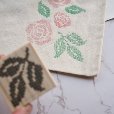 Stamps with the drawing of a leaf or a twig in cross stitch to decorate tablecloths, tote bags, cotton bags and journals