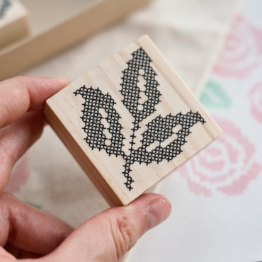 Stamps with the drawing of a leaf or a twig in cross stitch to decorate tablecloths, tote bags, cotton bags and journals