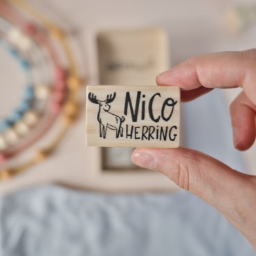 personalizated name stamp for clothes and school supplies with name and moose illustration by sira lobo for biterswit