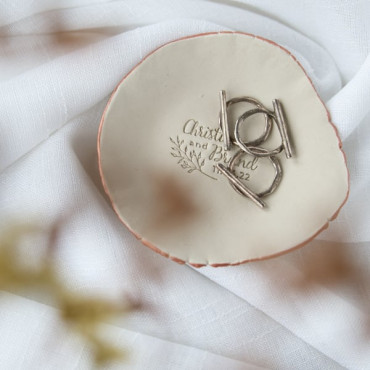 platito de arcilla para anillos con sello personalizado  by biterswit