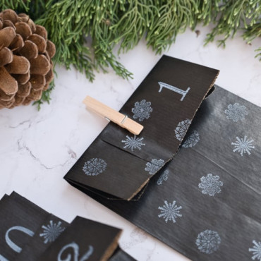 bolsas de papel negras para crear calendario de adviento by biterswit with tocs textile crafts