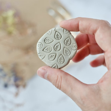 sello con hoja estilo minimalista para decorar piezas de cerámica y arcilla polimérica by biterswit