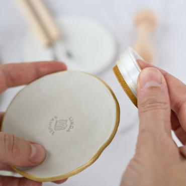 decoring a ceramic plate border with gold ink by sira lobo for biterswit