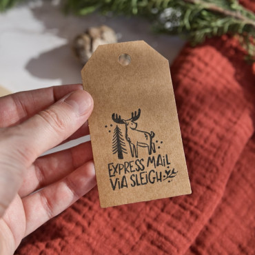 Hand-stamped charm for your gifts: "Express mail via sleigh" by Sira Lobo, supporting small businesses!