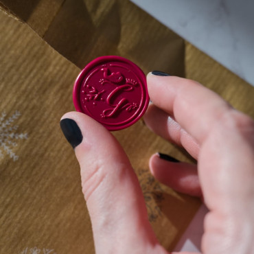 Decorative wax seals with Gaspar's seal, ideal for adding charm to your holiday stationery.