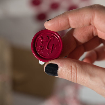 Add a regal touch to your holiday cards with self-adhesive wax seals of King Gaspar.