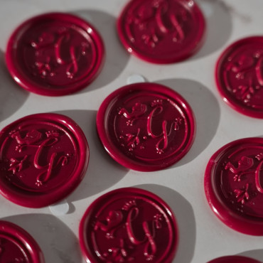 Maroon adhesive wax seals featuring Gaspar, perfect for sealing Christmas letters and gifts.