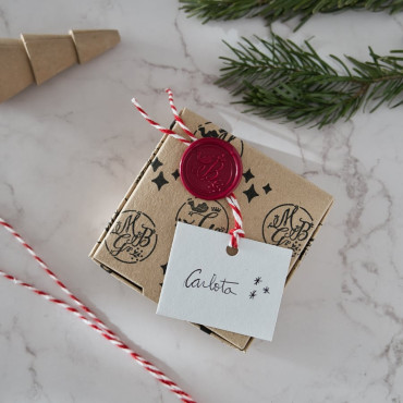 Personalize your gifts with a self-adhesive wax seal featuring King Balthazar.
