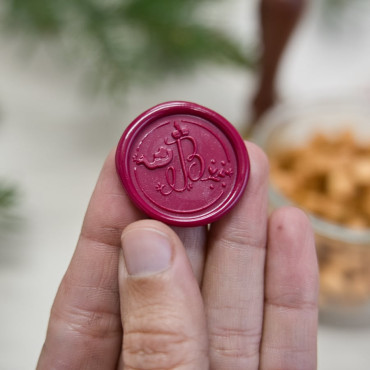 Add a royal touch to your gifts with Balthazar’s wax seal—perfect for letters and presents.