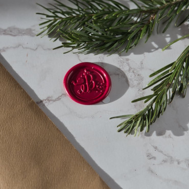 Add a regal flair to your gifts and cards with Balthazar’s self-adhesive wax seal for a personal and royal touch.