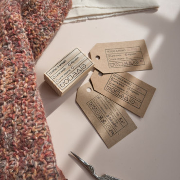 sello de madera para hacer etiquetas de productos tejidos a mano by biterswit