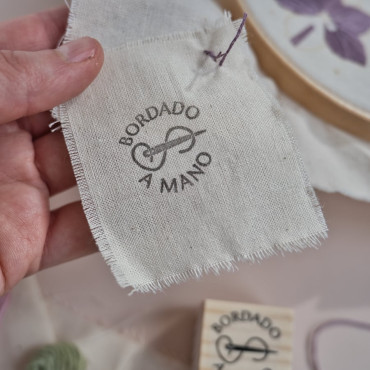 etiqueta de productos bordados a mano con sello de goma by biterswit