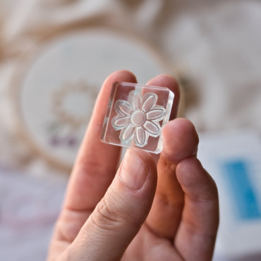 Daisy embroidery pattern stamp for DIY patterns using erasable ink pads for fabric