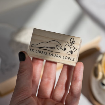 segell personalitzat dona llegint silueta a una línia by biterswit