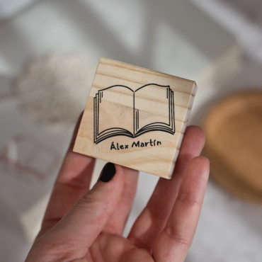 segell personalitzat per marcar llibres amb la ilustració d'un llibre by biterswit