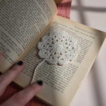 Marcador de libros hecho a mano en ganchillo, con diseño floral en beige o negro, perfecto para lectores.