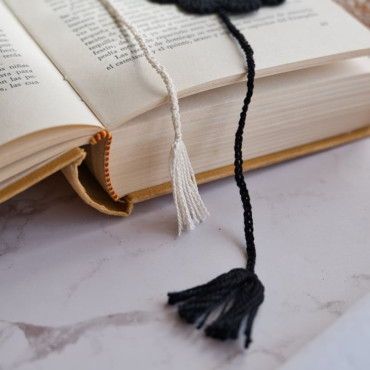 Artisan flower-shaped bookmark, crocheted in beige or black, ideal as a thoughtful gift.