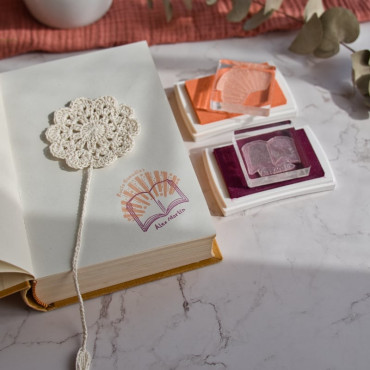 Mark your books with this customizable stamp set. Two stamps for a personalized and unique print.