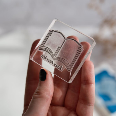Create a unique bookplate with this customizable set. Use stamps alone or combine them for a creative print.