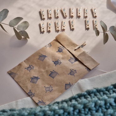 Add a charming touch with these mini natural wooden clothespins.