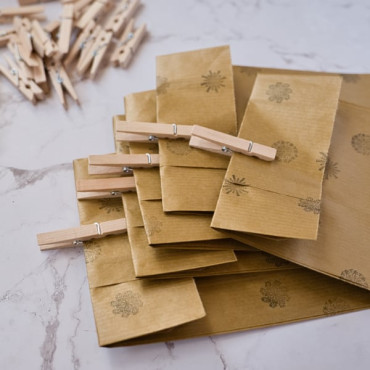 Charming natural wood clothespins, perfect for weddings and DIY crafts.