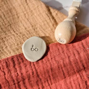 Create personalized gifts with the Wizard Glasses stamp for soap, clay, and ceramics. Ideal for themed parties and weddings.