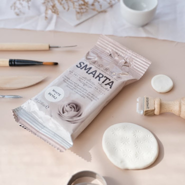 You can use Smarta clay to create everything from flowers and jewelry to miniatures, mosaics, and more.