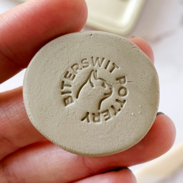 Stamp to sign ceramic pieces customizable with name and silhouette of a cat to choose in the center by biterswit.