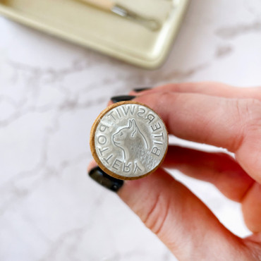 Stamp to sign ceramic pieces customizable with name and silhouette of animal to choose in the center by biterswit.