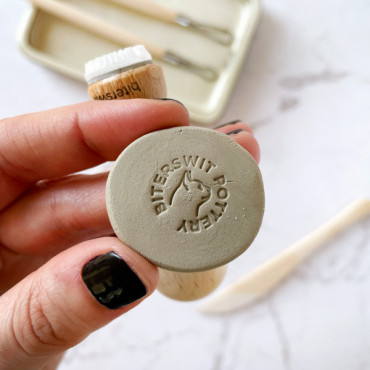 Stamp to sign ceramic pieces customizable with name and silhouette of animal to choose in the center by biterswit.