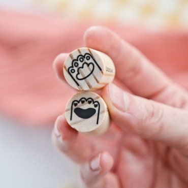Add a kitty touch to your stationery with this paw stamp by Biterswit